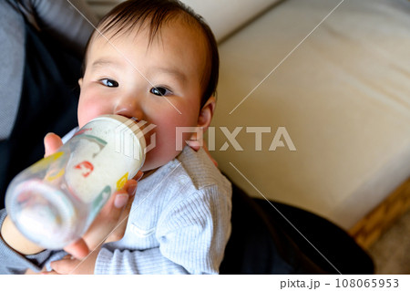 母親に抱っこしてもらい、ミルクを飲む赤ちゃん 授乳 あやす 乳幼児 育児 0歳乳幼児 母親に抱っこしてもらい、ミルクを飲む赤ちゃん 授乳 あやす 乳幼児 育児 0歳乳幼児 108065953