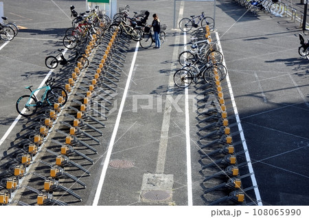 整然と並べられた自転車 108065990