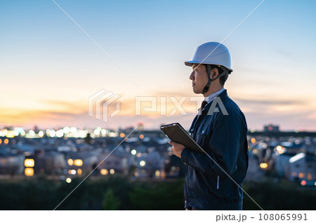 街を見下ろす作業着の男性・建設不動産イメージ 街を見下ろす作業着の男性・建設不動産イメージ 108065991