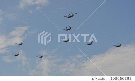 木更津駐屯地航空祭、輸送航空隊CH-47の編隊飛行 木更津駐屯地航空祭、輸送航空隊CH-47の編隊飛行 108066192