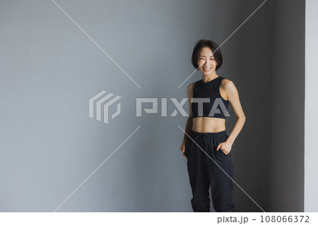 スポーツウェアを着た女性 スポーツウェアを着た女性 108066372