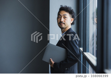 パソコン スマホ 髭の男性  パソコン スマホ 髭の男性  108066399