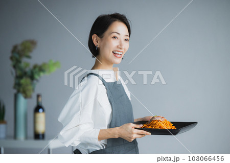 エプロンのミドル女性 108066456