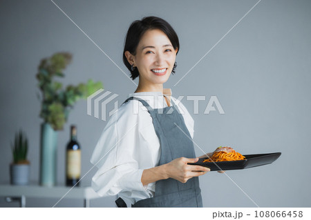 エプロンのミドル女性 108066458