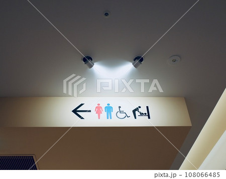 ライトアップされたトイレ表示 108066485