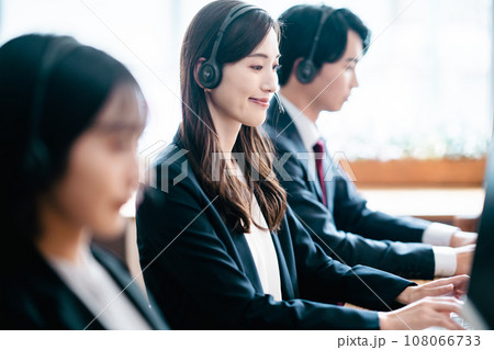 コールセンターでカスタマーサポートをする笑顔の若い女性 108066733