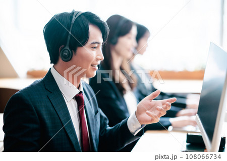 コールセンターでお客様対応をする若い男性 コールセンターでお客様対応をする若い男性 108066734