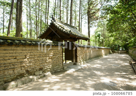 参道を歩く 奈良 唐招提寺 参道を歩く 奈良 唐招提寺 108066785