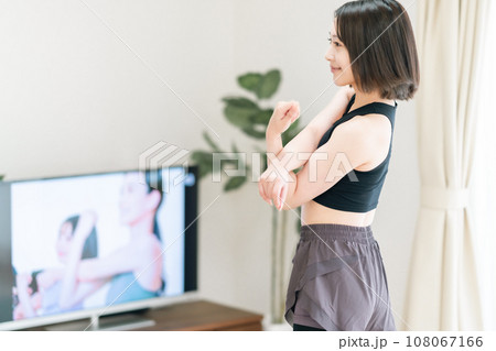 リビングでオンラインレッスンを受ける若い女性 リビングでオンラインレッスンを受ける若い女性 108067166