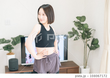 リビングでオンラインレッスンを受ける若い女性 リビングでオンラインレッスンを受ける若い女性 108067172