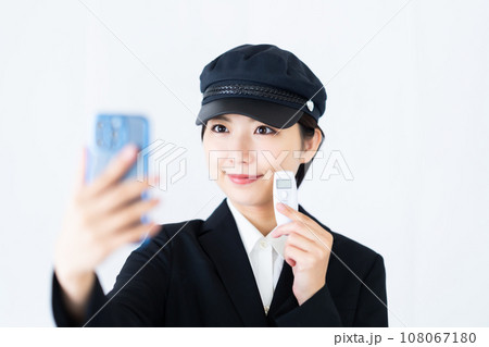 アルコール検査結果を記録する若い女性ドライバー 白バック アルコール検査結果を記録する若い女性ドライバー 白バック 108067180