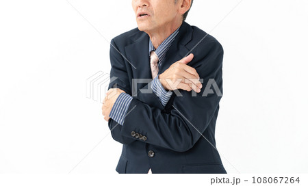 寒がるシニア男性　体調不良 108067264