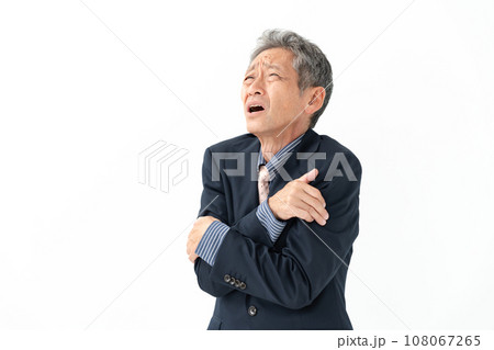 寒がるシニア男性 体調不良 寒がるシニア男性 体調不良 108067265