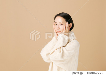 秋冬のミドル女性のビューティー写真 108067775