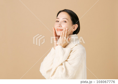 秋冬のミドル女性のビューティー写真 108067776