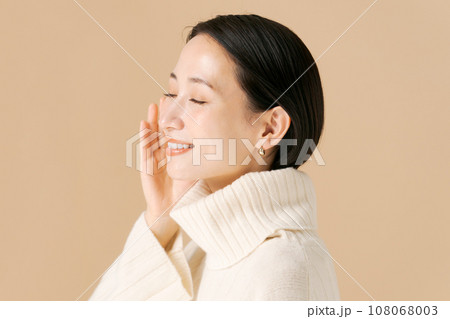 秋冬のミドル女性のポートレート 108068003