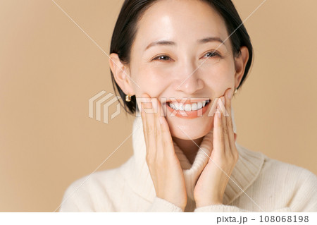 秋冬のミドル女性のビューティー写真 108068198