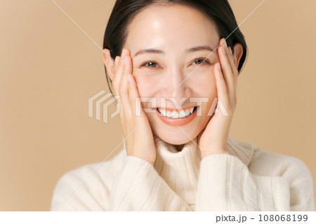 秋冬のミドル女性のビューティー写真 108068199