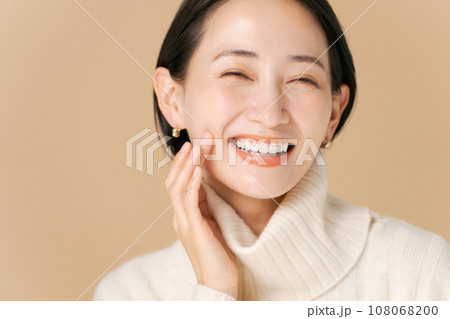 秋冬のミドル女性のビューティー写真 108068200