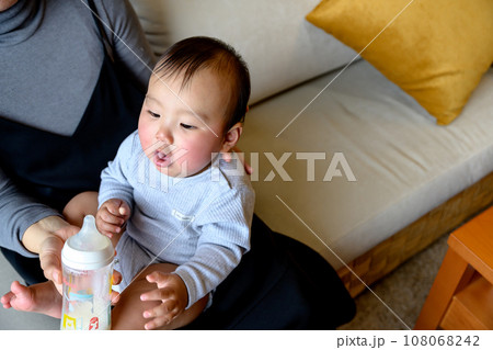 母親に抱っこしてもらい、ミルクを飲む赤ちゃん 授乳 ゲップ 乳幼児 育児 0歳乳幼児 母親に抱っこしてもらい、ミルクを飲む赤ちゃん 授乳 ゲップ 乳幼児 育児 0歳乳幼児 108068242