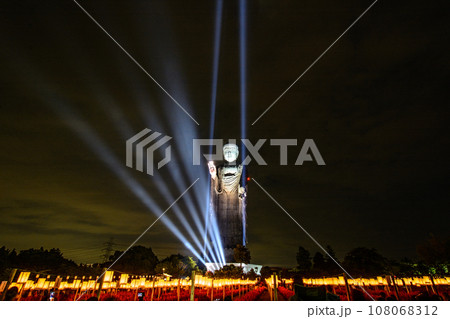 万燈会 夜空にレーザーが飛び交う夜の牛久大仏 万燈会 夜空にレーザーが飛び交う夜の牛久大仏 108068312