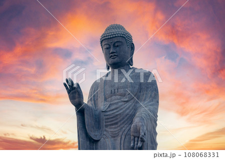 牛久大仏と夕焼け空 牛久大仏と夕焼け空 108068331