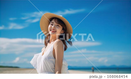 夏に麦わら帽子をかぶって海に来た女性 夏に麦わら帽子をかぶって海に来た女性 108068454