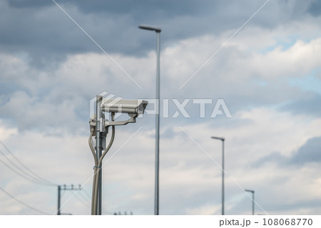 曇り空と監視カメラ 108068770