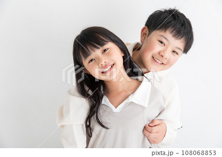 笑顔で寄り添う兄弟　Brothers who are close together 108068853