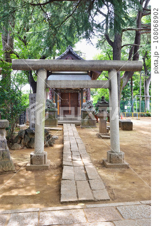 品川神社の境内にある浅間神社（東京都品川区北品川） 108068902