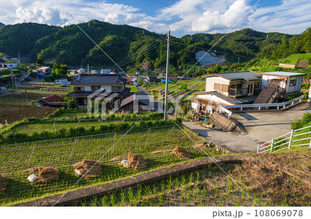 秋に差秋に差し掛かった秋山村の原風景し掛かった秋山村の原風景 108069078