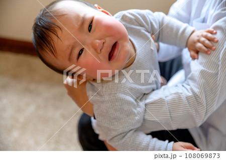 泣いてる赤ちゃんをあやす父親　あやす　乳幼児　イクメン　育児休暇　0歳乳幼児 108069873