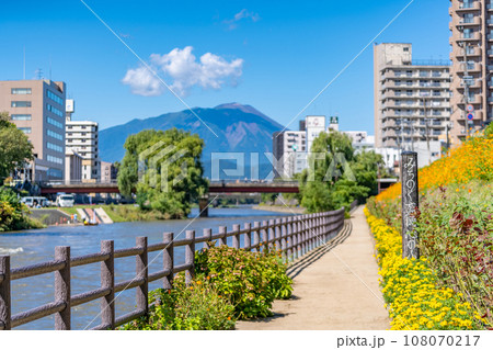 開運橋から望む北上川と岩手山　開運橋花壇と遊歩道　盛岡の表玄関 108070217