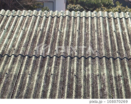 劣化した古いスレート屋根 108070269