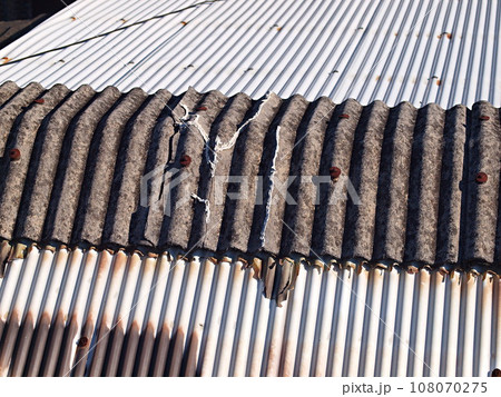 劣化した古いスレート屋根 108070275