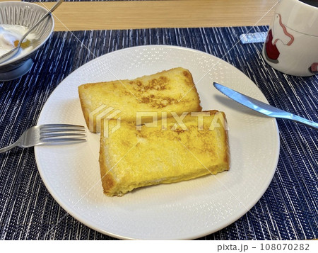 朝食がフレンチトーストだとテンション上がる 108070282