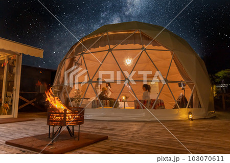 グランピングを楽しむ家族 108070611