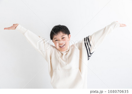 バンザイして喜ぶ子ども　A child celebrating with joy 108070635