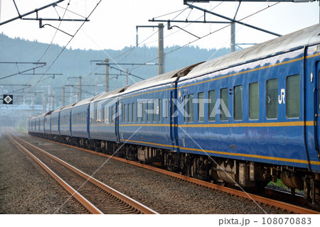 津軽海峡線を走るブルートレイン北斗星 108070883