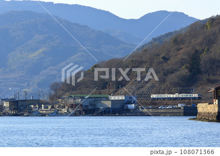 海と山の間を ゆっくり走る観光列車エトセトラ 海と山の間を ゆっくり走る観光列車エトセトラ 108071366