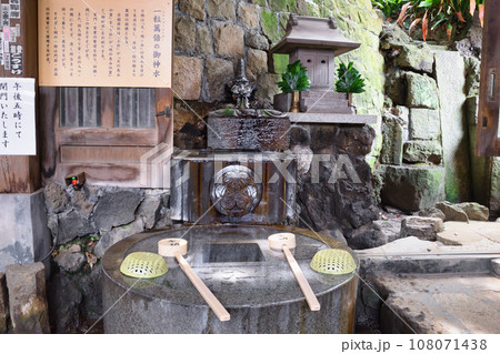 品川神社の摂社　阿那稲荷神社 下社 一粒萬倍の御神水　（東京都品川区北品川） 108071438