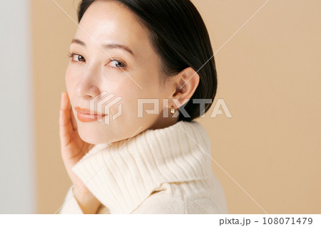 秋冬のミドル女性のビューティー写真 108071479