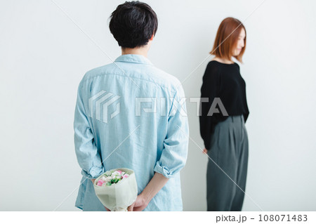 女性にプロポーズする男性 propose 女性にプロポーズする男性 propose 108071483