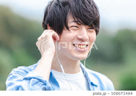 イヤホンをつけた笑顔の男性 earphone イヤホンをつけた笑顔の男性 earphone 108071484