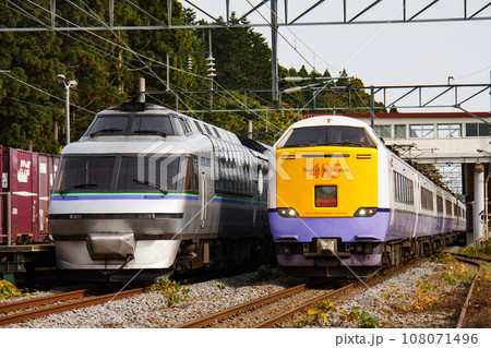 【旧JR江差線】485系特急白鳥とクリスタルエクスプレストマム＆サホロ　江差線入線　泉沢駅にて 108071496