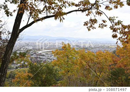 嵯峨野嵐山　小倉山山頂から望む紅葉 108071497