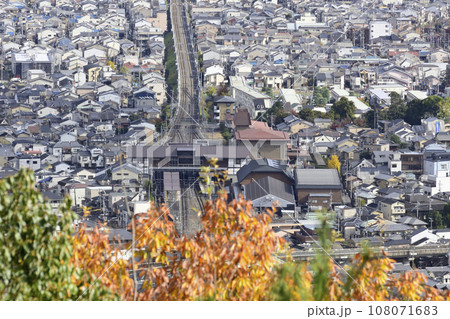 嵯峨野嵐山　小倉山から望むJR嵯峨嵐山駅 108071683