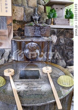 品川神社の摂社　阿那稲荷神社 下社 一粒萬倍の御神水　（東京都品川区北品川） 108071849