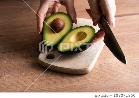 アボカドをカットする手元 アボカドをカットする手元 108071850