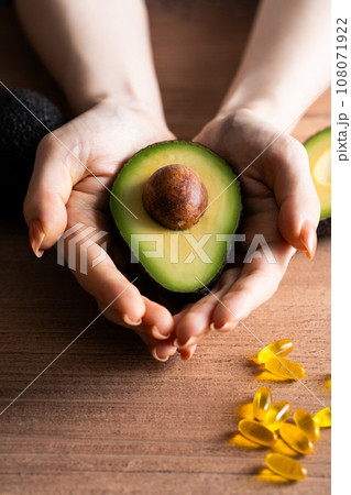 アボカドを持つ手元 アボカドを持つ手元 108071922